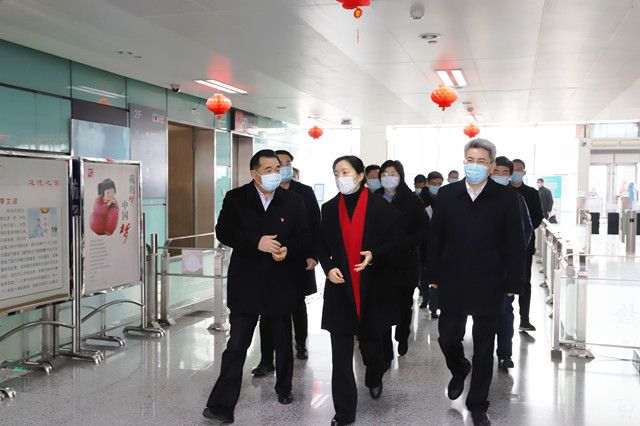 市領(lǐng)導(dǎo)至車站走訪慰問和疫情防控、保供應(yīng)保安全保暢通工作督查