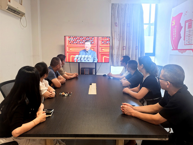 4常運(yùn)集團(tuán)物產(chǎn)經(jīng)營公司組織職工在會(huì)議室集中收看紀(jì)念中國人民抗日戰(zhàn)爭(zhēng)暨世界反法西斯戰(zhàn)爭(zhēng)勝利80周年閱兵式直播2_副本